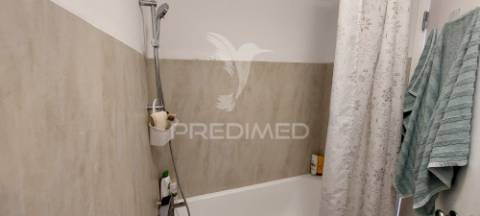 Apartamento t1 na av. general humberto delgado, monte abraão, renovado e pronto a habitar.