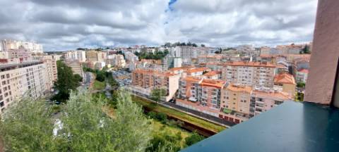 Apartamento t1 na av. general humberto delgado, monte abraão, renovado e pronto a habitar.