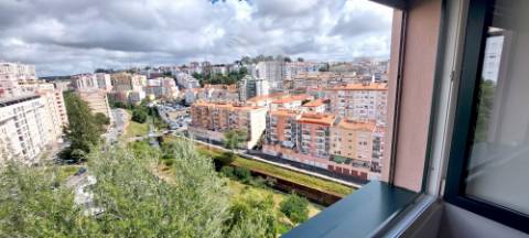Apartamento t1 na av. general humberto delgado, monte abraão, renovado e pronto a habitar.