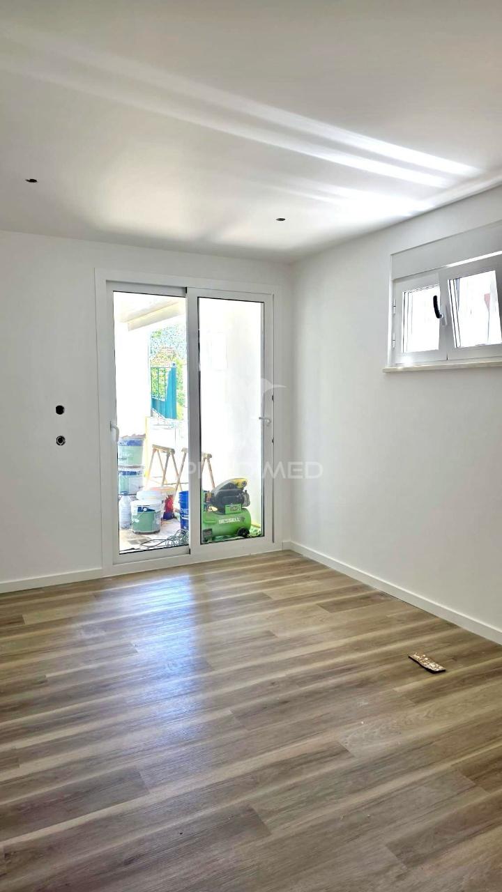 Apartamento t2 remodelado na nazaré para comprar.