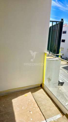 Apartamento t2 remodelado na nazaré para comprar.