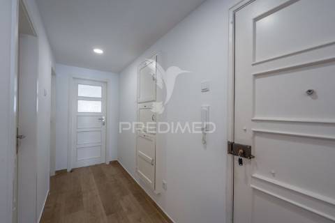 Apartamento benfica ,cozinha equipada com terraço 70 m2 junto hospital cruz vermelha