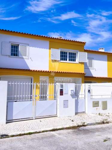 2 suítes, piscina, terraço, varanda, parqueamento, lavandaria