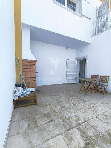 2 suítes, piscina, terraço, varanda, parqueamento, lavandaria