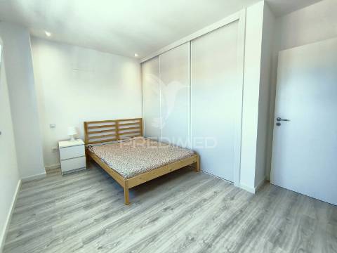 2 suítes, piscina, terraço, varanda, parqueamento, lavandaria