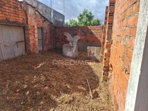 Moradia t3 para recuperar | aldeia de além – alcanede