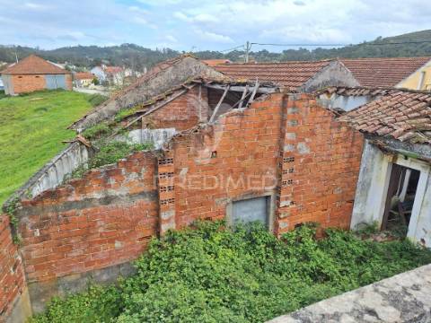 Moradia t3 para recuperar | aldeia de além – alcanede