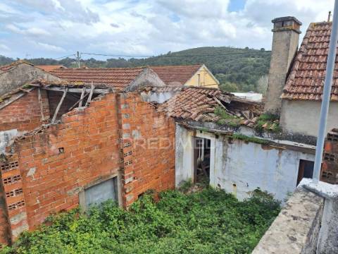 Moradia t3 para recuperar | aldeia de além – alcanede