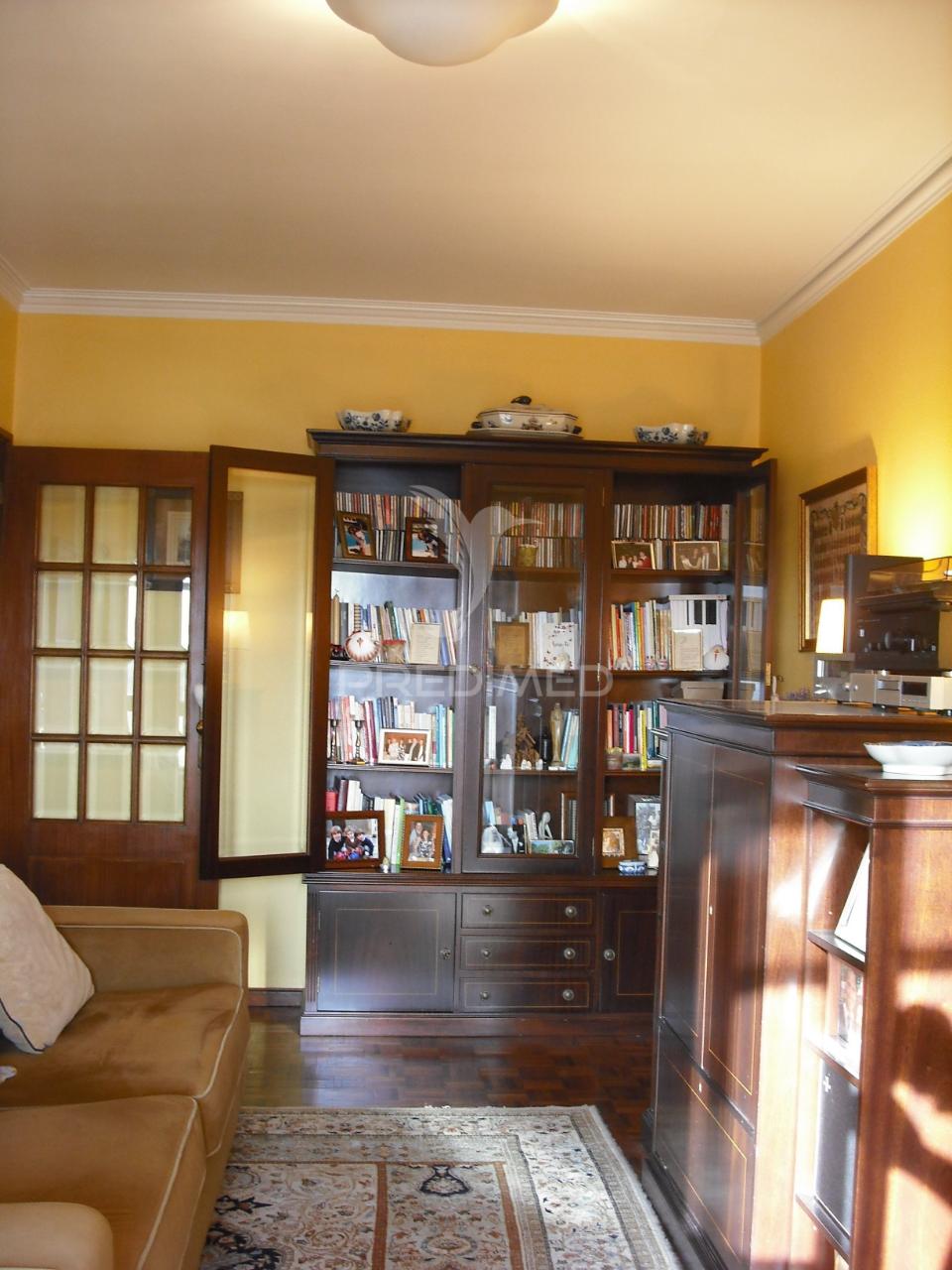 T2, como novo. 2 garagens fechadas; 2 casas de banho; varandas, arrumos, armários embutidos, lareira.