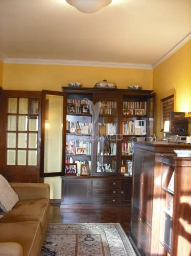 T2, como novo. 2 garagens fechadas; 2 casas de banho; varandas, arrumos, armários embutidos, lareira.