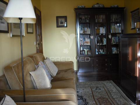 T2, como novo. 2 garagens fechadas; 2 casas de banho; varandas, arrumos, armários embutidos, lareira.