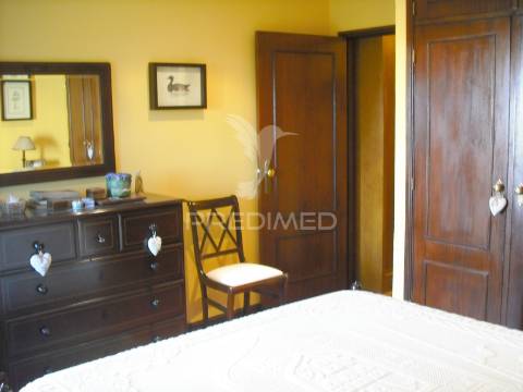 T2, como novo. 2 garagens fechadas; 2 casas de banho; varandas, arrumos, armários embutidos, lareira.