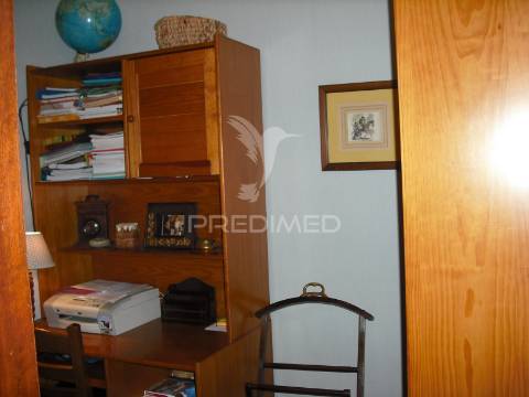 T2, como novo. 2 garagens fechadas; 2 casas de banho; varandas, arrumos, armários embutidos, lareira.