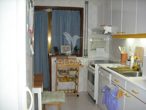 T2, como novo. 2 garagens fechadas; 2 casas de banho; varandas, arrumos, armários embutidos, lareira.