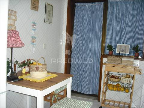 T2, como novo. 2 garagens fechadas; 2 casas de banho; varandas, arrumos, armários embutidos, lareira.