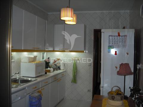 T2, como novo. 2 garagens fechadas; 2 casas de banho; varandas, arrumos, armários embutidos, lareira.