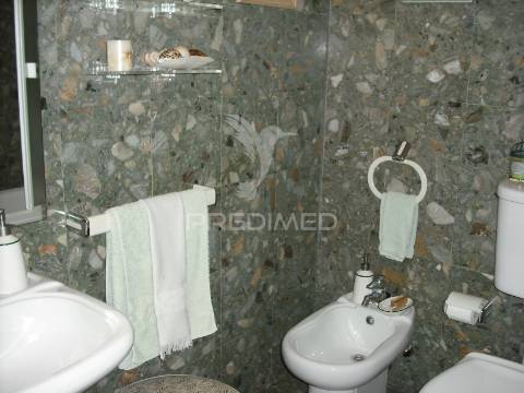 T2, como novo. 2 garagens fechadas; 2 casas de banho; varandas, arrumos, armários embutidos, lareira.