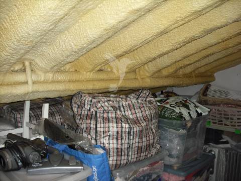 T2, como novo. 2 garagens fechadas; 2 casas de banho; varandas, arrumos, armários embutidos, lareira.