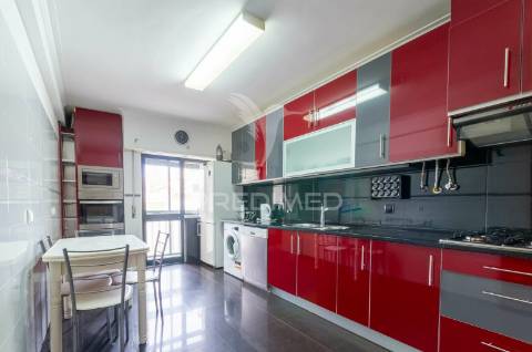 Apartamento t3 com excelente localização, massamá