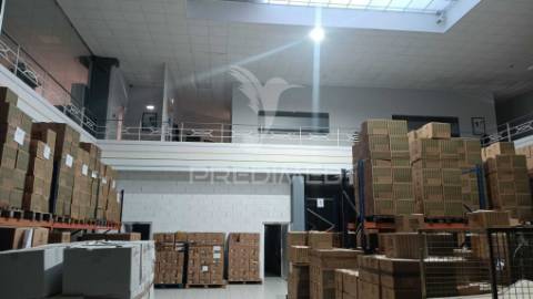 Arrendar armazém e escritorio 1700m2 excelentes condições, sintra