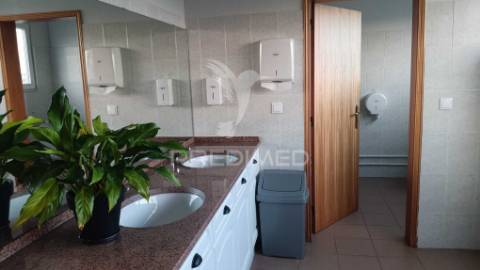 Arrendar armazém e escritorio 1700m2 excelentes condições, sintra