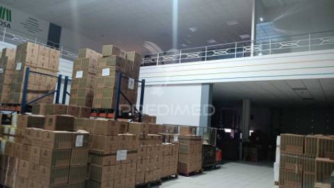 Arrendar armazém e escritorio 1700m2 excelentes condições, sintra
