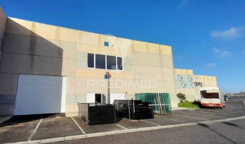 Arrendar armazém e escritorio 1700m2 excelentes condições, sintra