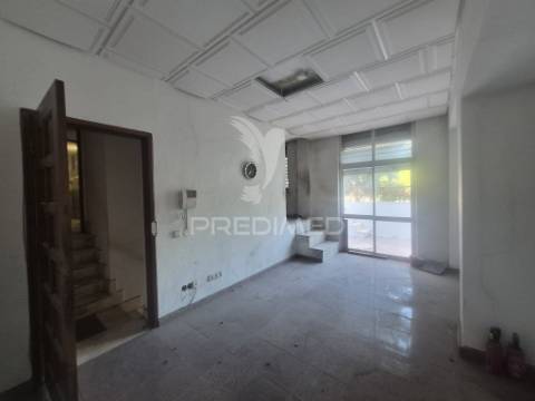 Loja/escritório duplex em laranjeiro