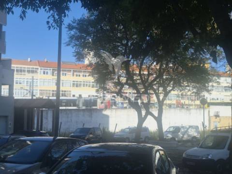 Loja/escritório duplex em laranjeiro