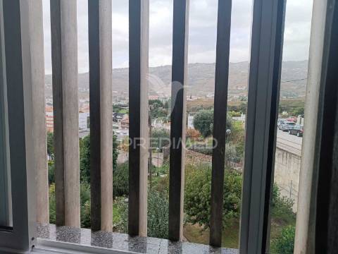 Apartamento t4 totalmente remodelado junto ao centro de saúde