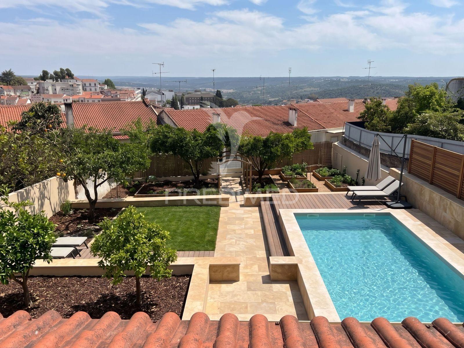 Moradia em banda t4 em abrantes | espaço, conforto e excelentes áreas