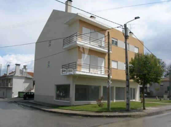 Loja comercial com garagem e arrumos | oliveira do bairro