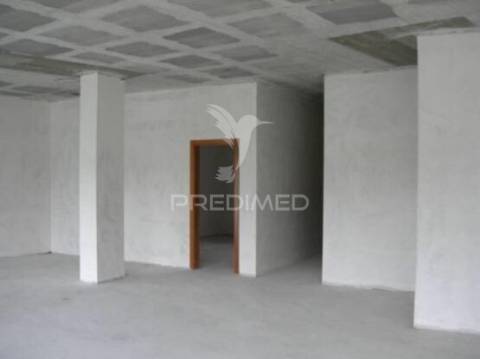 Loja comercial com garagem e arrumos | oliveira do bairro
