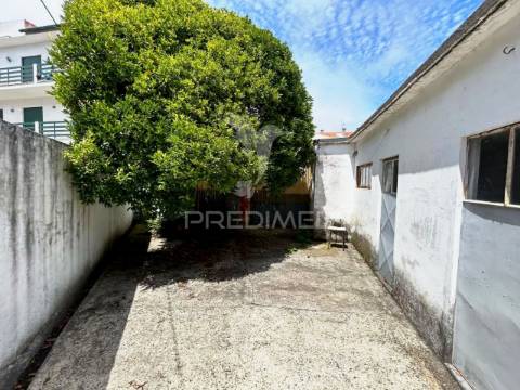 Moradia antiga t3 isolada | centro da gafanha da nazaré | jardim | anexos | potencial de construção em altura