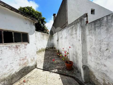 Moradia antiga t3 isolada | centro da gafanha da nazaré | jardim | anexos | potencial de construção em altura