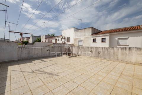 Moradia unifamilar t4- com garagem, quintal e terraço !