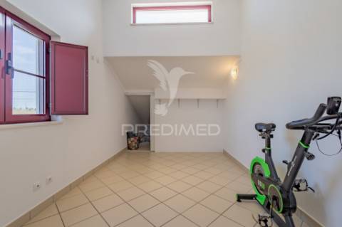 Moradia unifamilar t4- com garagem, quintal e terraço !