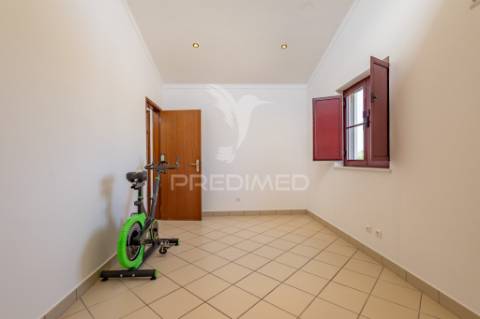Moradia unifamilar t4- com garagem, quintal e terraço !