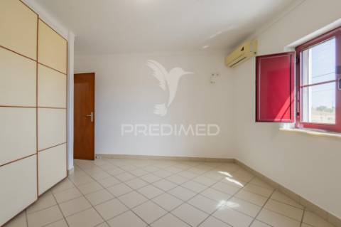 Moradia unifamilar t4- com garagem, quintal e terraço !