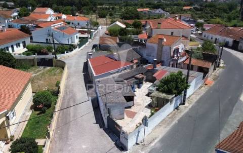 Arrecadação e espaço para arrumos disponível em ribeira de santo andré – asseiceira