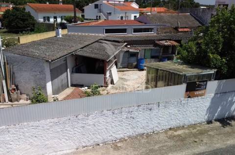 Arrecadação e espaço para arrumos disponível em ribeira de santo andré – asseiceira