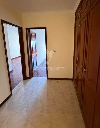 Apartamento t2 com parqueamento em algueirão – mem martins, sintra