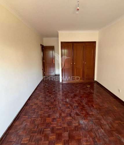 Apartamento t2 com parqueamento em algueirão – mem martins, sintra