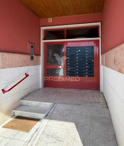 Apartamento t2 com parqueamento em algueirão – mem martins, sintra