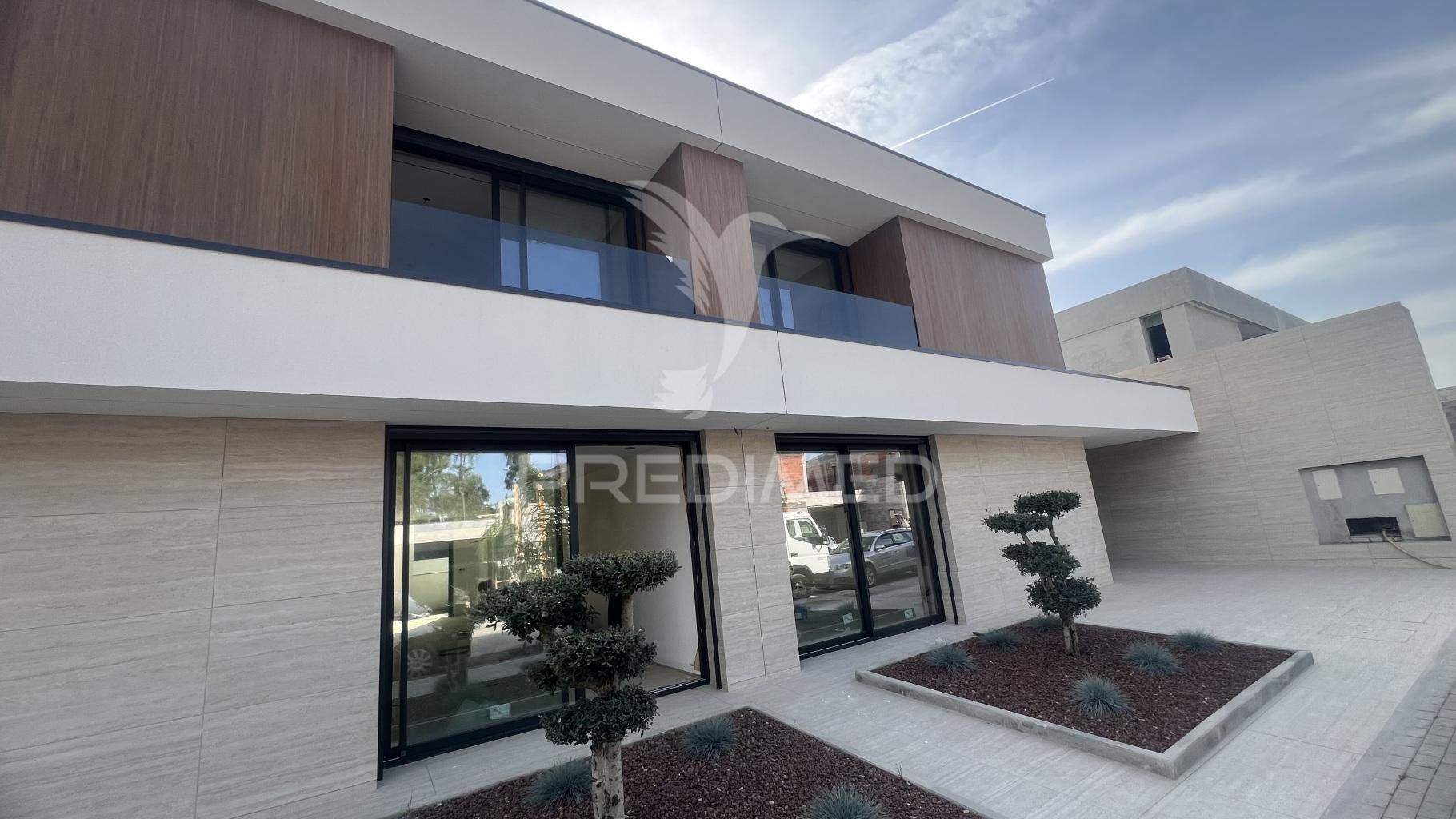 Moradias de luxo t3+1 com piscina- turiz, vila verde (lote-3)