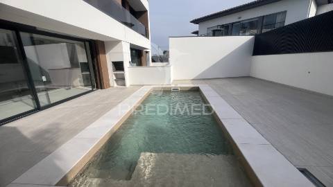 Moradias de luxo t3+1 com piscina- turiz, vila verde (lote-3)