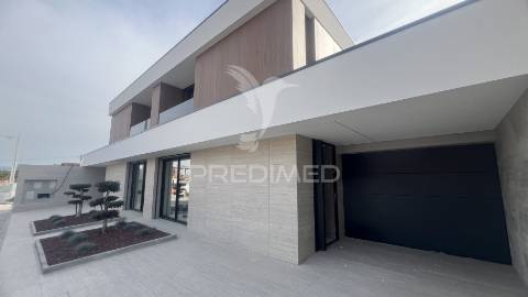 Moradias de luxo t3+1 com piscina- turiz, vila verde (lote-3)