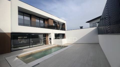 Moradias de luxo t3+1 com piscina - turiz, vila verde (lote-2)