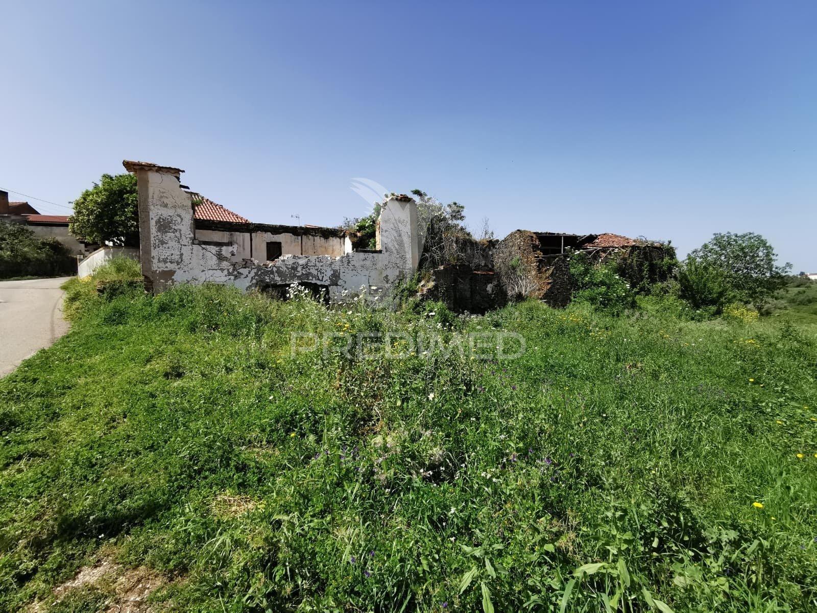 Terreno rustico e urbano com ruina para reconstrução