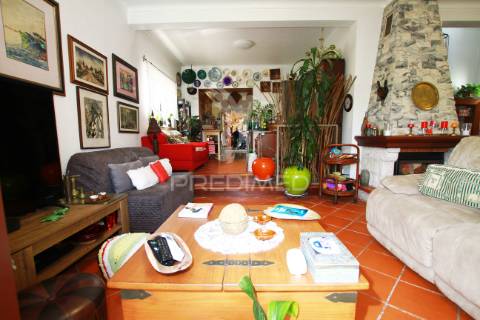 Moradia isolada com muito charme em lugar tranquilo